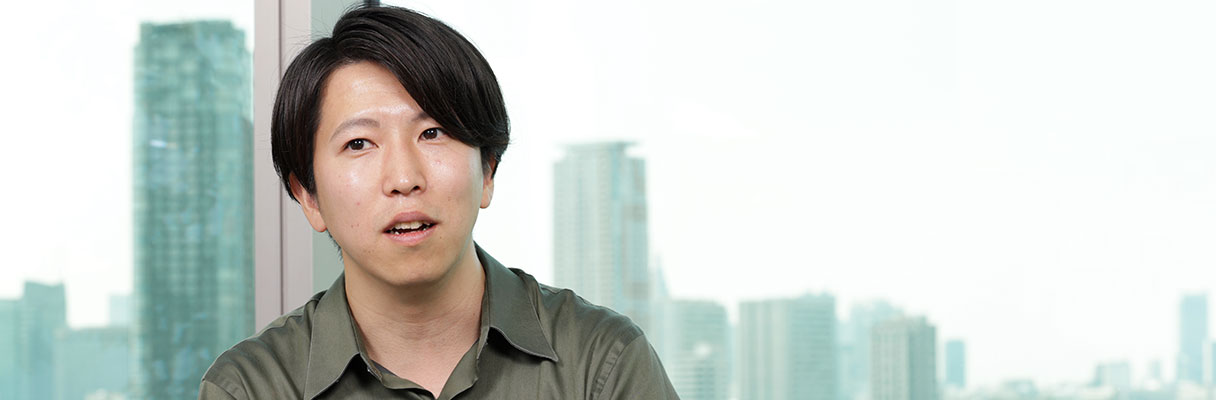 インタビューを受ける加納さん