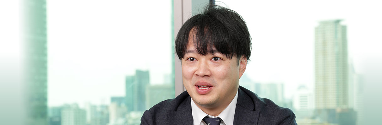 インタビューを受ける伊大知さん