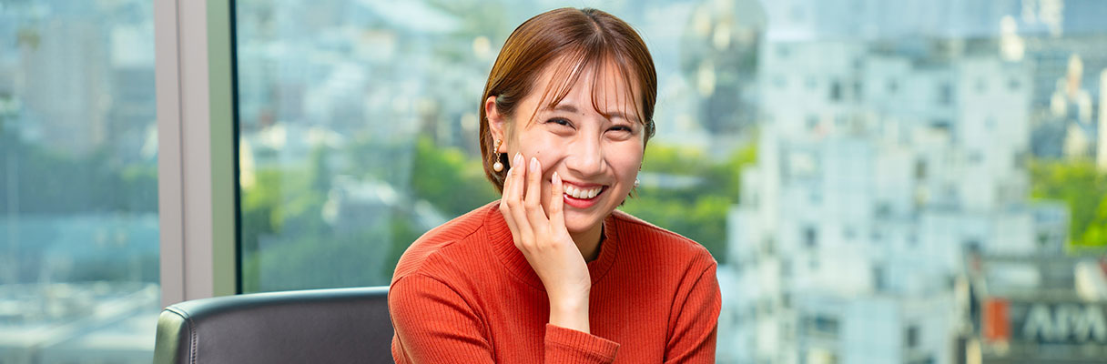 インタビューを受ける野町さん