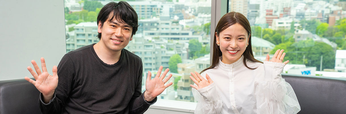 インタビューを受ける諏訪さんと阿部さん