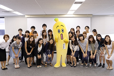 ナナナがお昼休みに登場！ 皆で記念撮影！