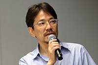 お馴染み！ 報道番組部の松岡Pによる講義「テレビ報道の特徴やスクープの裏側」に学生は真剣に聞き入る。