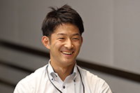 体当たり取材を豊富な映像を交えて熱く語る警視庁担当松山記者。