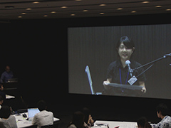 実際に学生が報道システムに打ち込み、プリントアウトした原稿を読むという、生中継レポートを疑似体験！